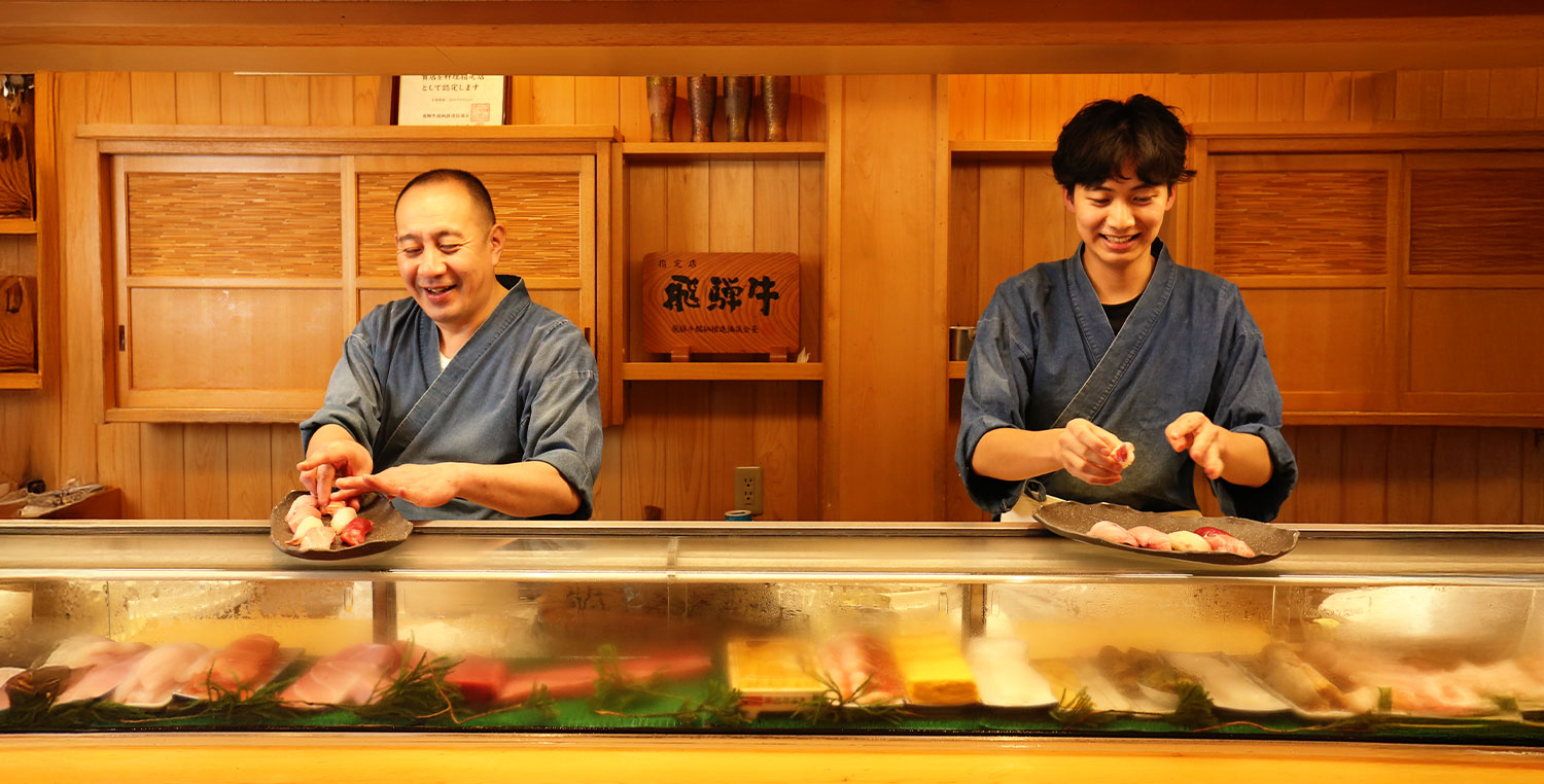 カウンターで握る大将と息子